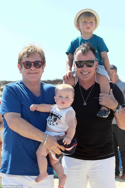 Elton John với bạn đời David Furnish đưa các con đi nghỉ ngơi, thư giãn tại St Tropez, Pháp những ngày vừa qua trước khi Elton John quay trở lại với những dự án âm nhạc mới.